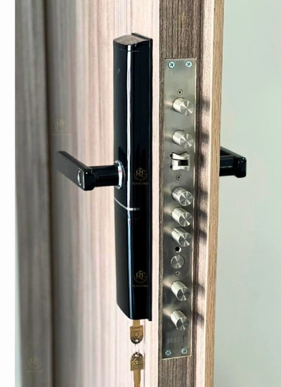 Cerradura inteligente con sensor de huella digital en puerta de seguridad en Bogotá