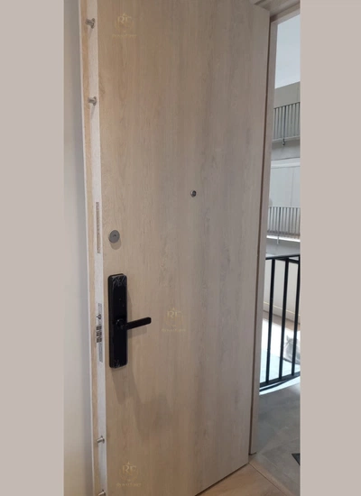 Cerradura multipunto de alta seguridad en puerta blindada instalada en Bogotá