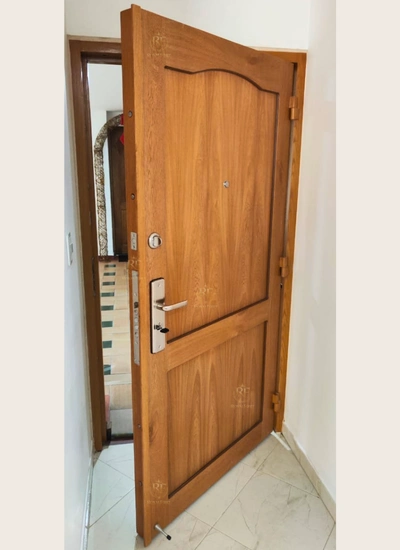 Familia en Bogotá protegida gracias a la puerta de seguridad instalada por Royal Fort