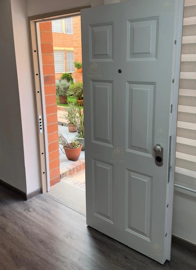 Detalle de mirilla panorámica gran angular en puerta de seguridad instalada en Bogotá