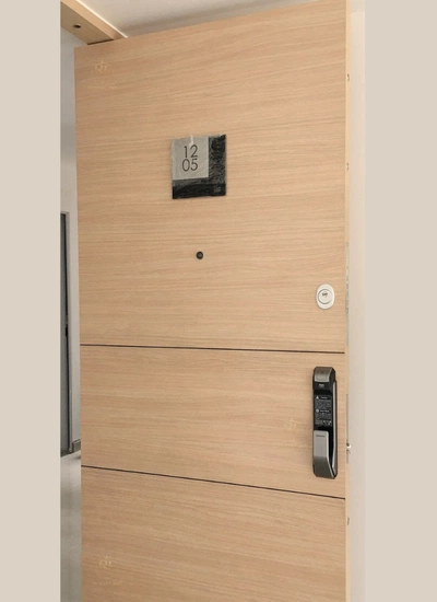 Puerta blindada instalada en apartamento en Bogotá por Royal Fort