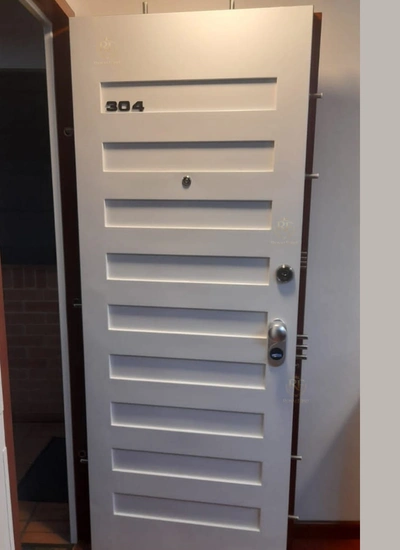 Puerta de seguridad de diseño moderno instalada en apartamento de Bogotá