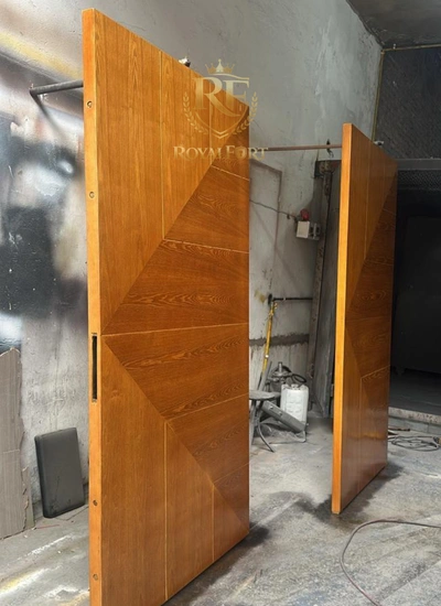 Puerta de seguridad metálica instalada en local comercial de Bogotá